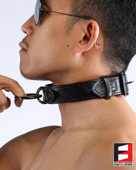 You make your sub play with their collar. They should feel where their place is and to whom they belong.