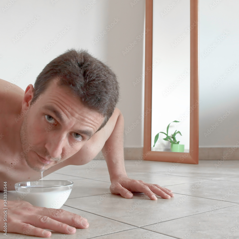 Lass deinen Sub Milch aus einer Schüssel trinken. Wie ein gutes Haustier.