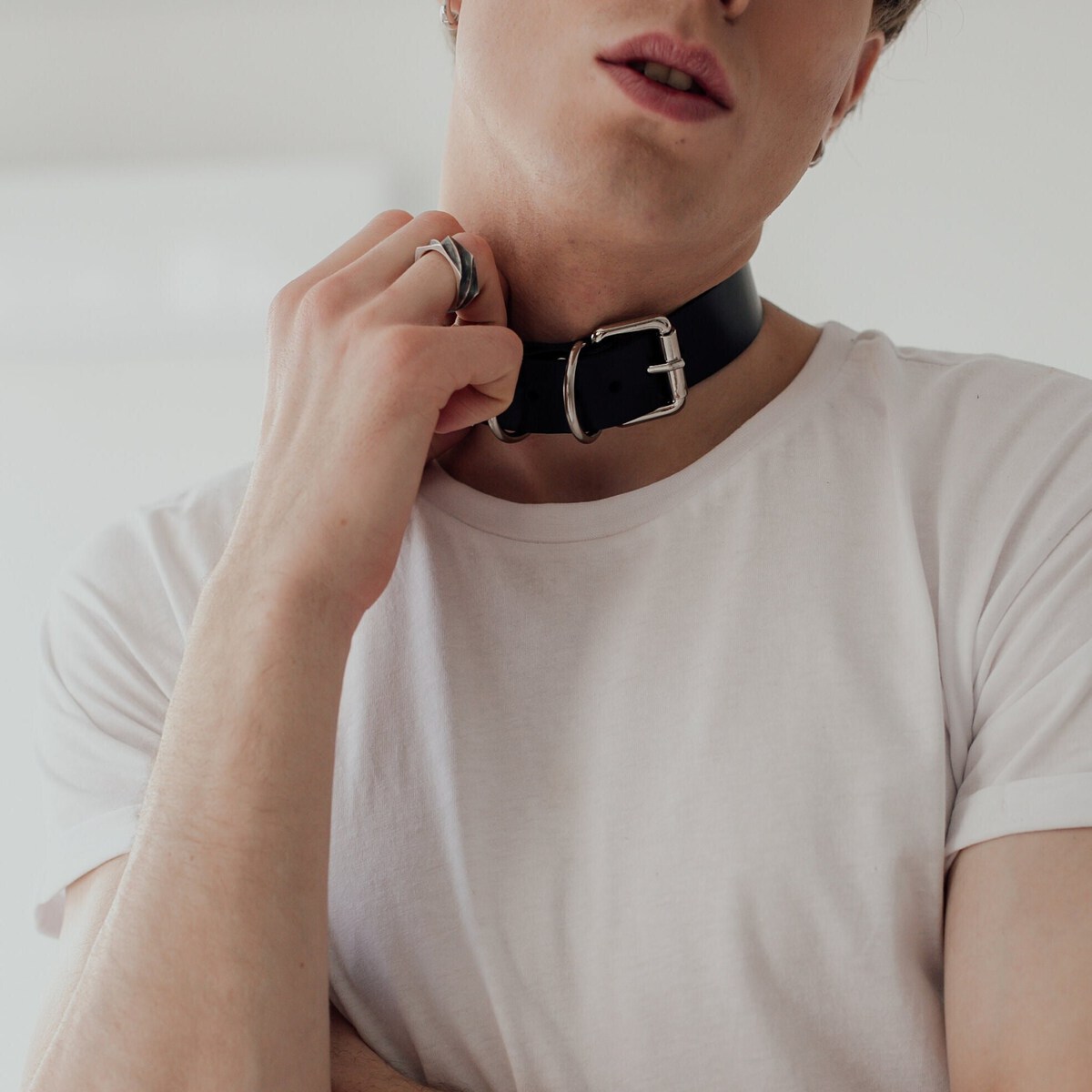 Vous obligez votre sous à retirer son collier.
