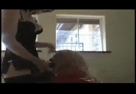 Eh bien, il t'a dit qu'il voulait être traité comme une fille. Il a besoin d'apprendre à sucer des bites. Sa formation commence MAINTENANT!