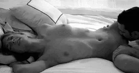 Mange sa chatte