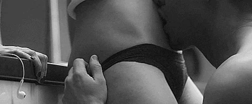 Alors que vous enlevez ses sous-vêtements, sa culotte est remplacée par vos lèvres avec un baiser de son clitoris.