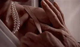 Vous enlevez lentement son soutien-gorge, caressant sa poitrine partout avec vos doigts.