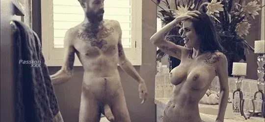 Vous prenez un moment à part, sans vous toucher, simplement en profitant d'être nus en présence l'un de l'autre.