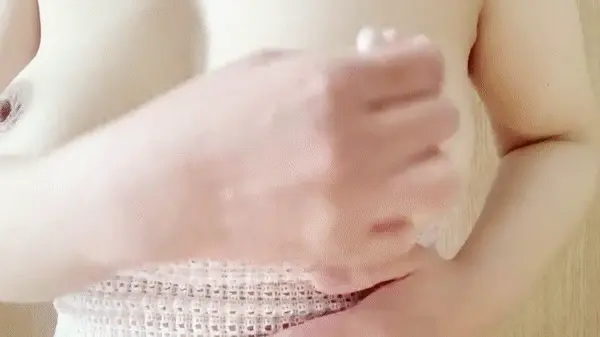 Lass deinen Partner seine Nippel mit einem Make-up-Pinsel oder einer Feder necken.