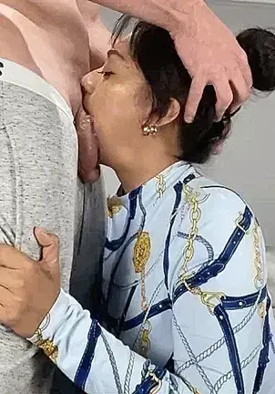 Il ne peut pas se contrôler ! Pendant que tu lui suces la bite, il jouit soudainement dans ta bouche.