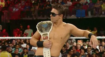 Ausgezogen? Na und! Du bist immer noch der Champion! Sie posieren mit dem Gürtel und zeigen Ihren heißen Körper.