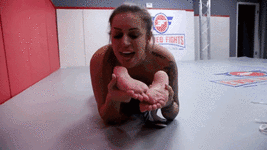 Lèche ses pieds