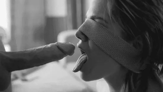 Tu mets ta bite devant son visage.