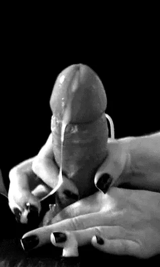 Elle l'a fait jouir avec une branlette intense